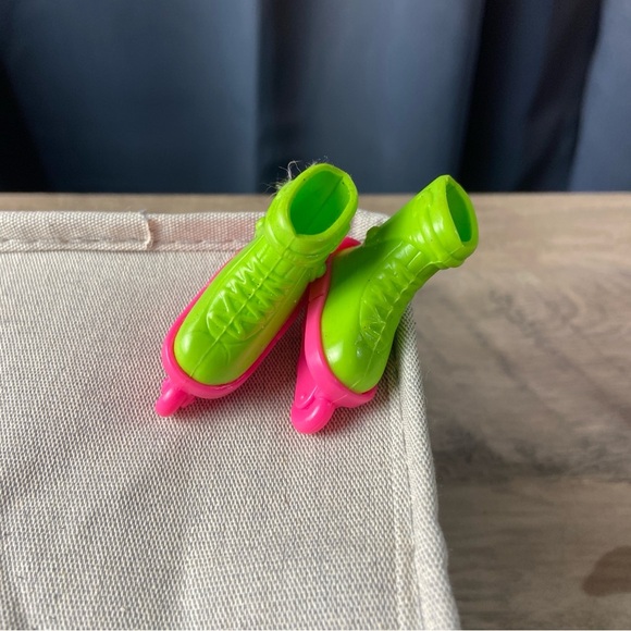 1/6 Scale Doll Shoes GREEN & PINK ROLLER SKATES SHOES for Figure Barbie Jenny - Picture 5 of 5